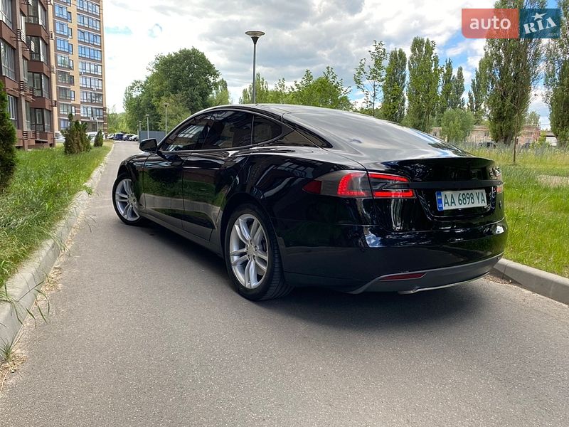 Лифтбек Tesla Model S 2015 в Чернигове