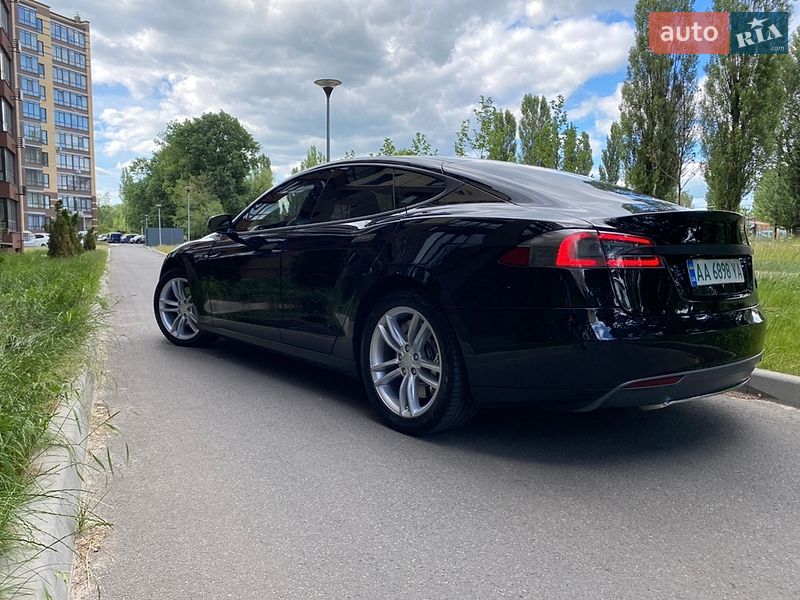 Лифтбек Tesla Model S 2015 в Чернигове