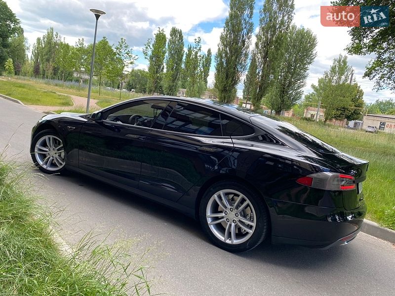 Лифтбек Tesla Model S 2015 в Чернигове