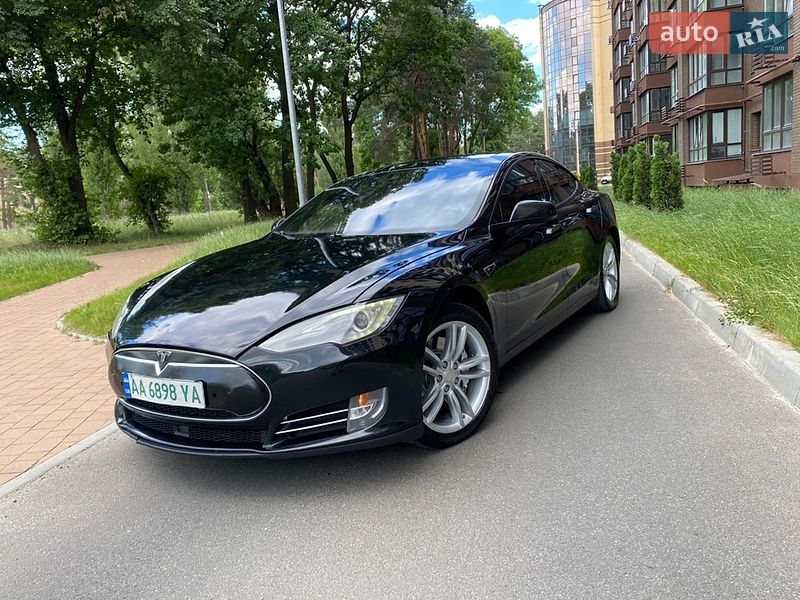 Лифтбек Tesla Model S 2015 в Чернигове