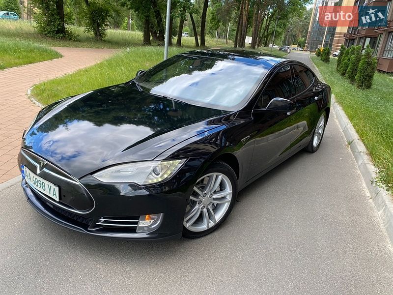 Лифтбек Tesla Model S 2015 в Чернигове