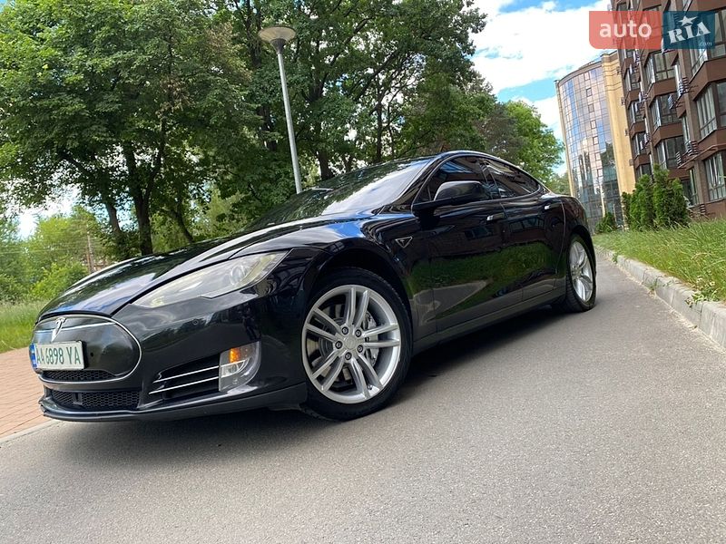 Лифтбек Tesla Model S 2015 в Чернигове