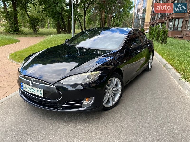 Лифтбек Tesla Model S 2015 в Чернигове