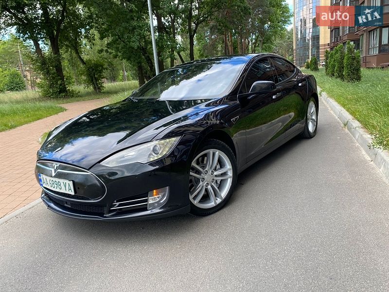 Лифтбек Tesla Model S 2015 в Чернигове