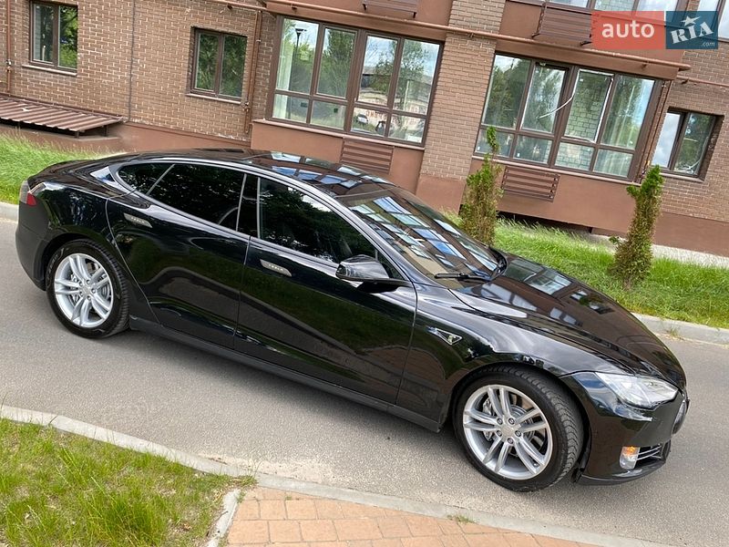 Лифтбек Tesla Model S 2015 в Чернигове