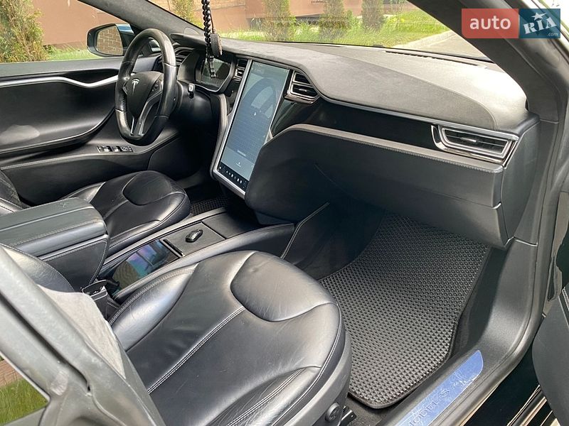 Лифтбек Tesla Model S 2015 в Чернигове