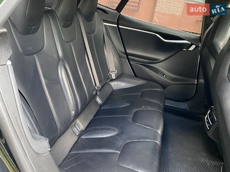 Лифтбек Tesla Model S 2015 в Чернигове