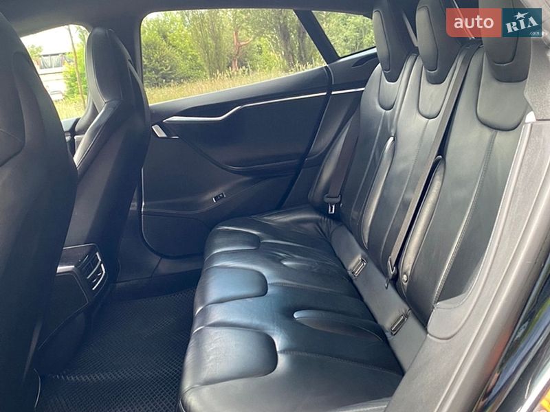 Лифтбек Tesla Model S 2015 в Чернигове