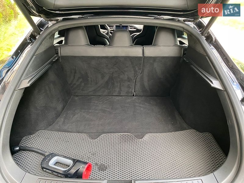Лифтбек Tesla Model S 2015 в Чернигове