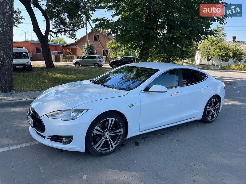 Лифтбек Tesla Model S 2015 в Бродах