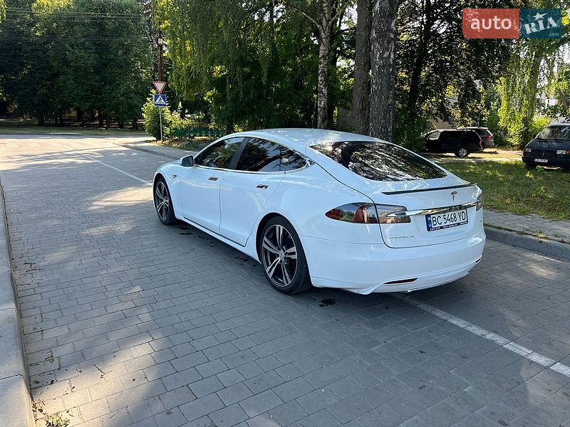 Лифтбек Tesla Model S 2015 в Бродах