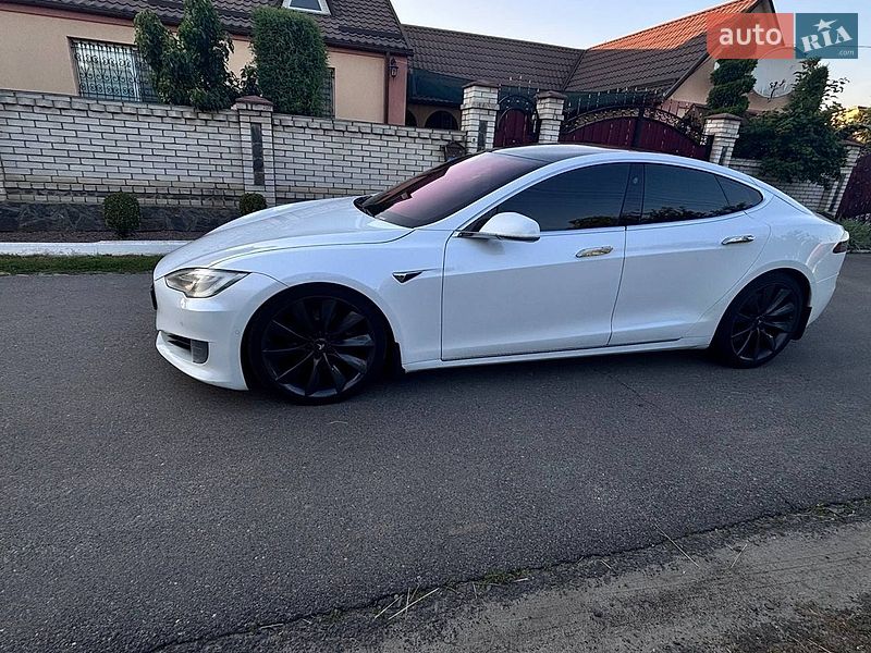 Ліфтбек Tesla Model S 2017 в Звенигородці фото 7 Ліфтбек Tesla Model S 2017 в Звенигородці