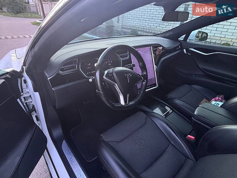 Ліфтбек Tesla Model S 2017 в Звенигородці фото 11 Ліфтбек Tesla Model S 2017 в Звенигородці