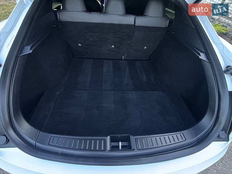 Ліфтбек Tesla Model S 2017 в Звенигородці фото 14 Ліфтбек Tesla Model S 2017 в Звенигородці