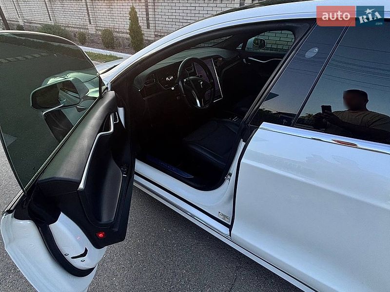 Ліфтбек Tesla Model S 2017 в Звенигородці фото 15 Ліфтбек Tesla Model S 2017 в Звенигородці