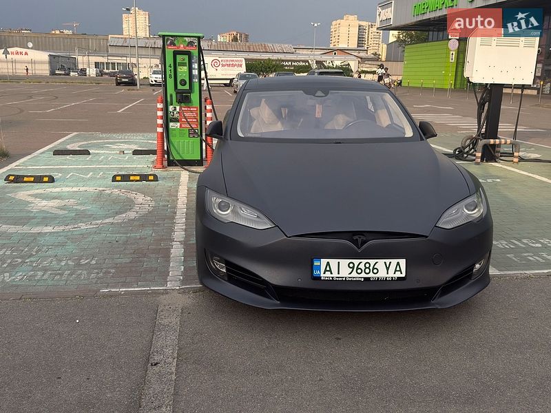 Лифтбек Tesla Model S 2015 в Киеве
