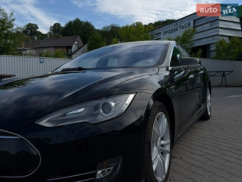 Ліфтбек Tesla Model S 2015 в Чернівцях