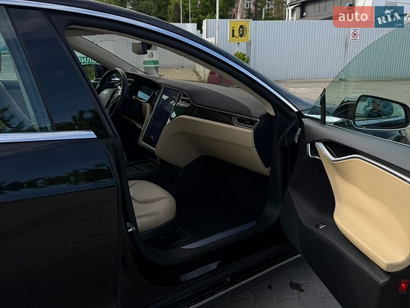 Ліфтбек Tesla Model S 2015 в Чернівцях