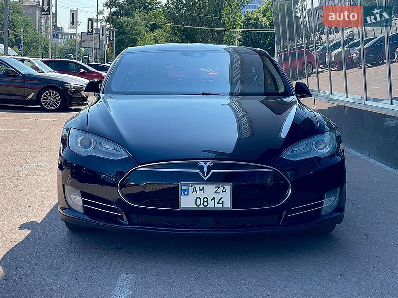 Лифтбек Tesla Model S 2015 в Киеве