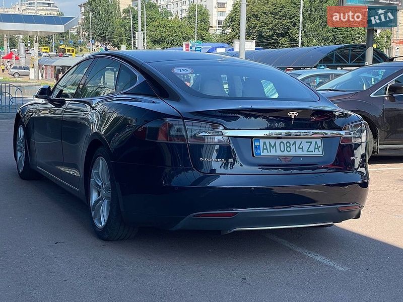 Лифтбек Tesla Model S 2015 в Киеве