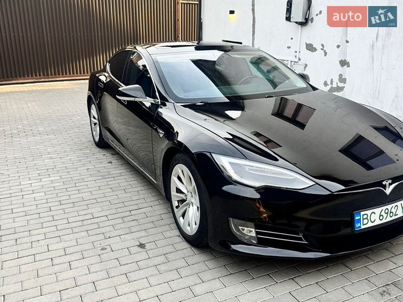Лифтбек Tesla Model S 2016 в Львове