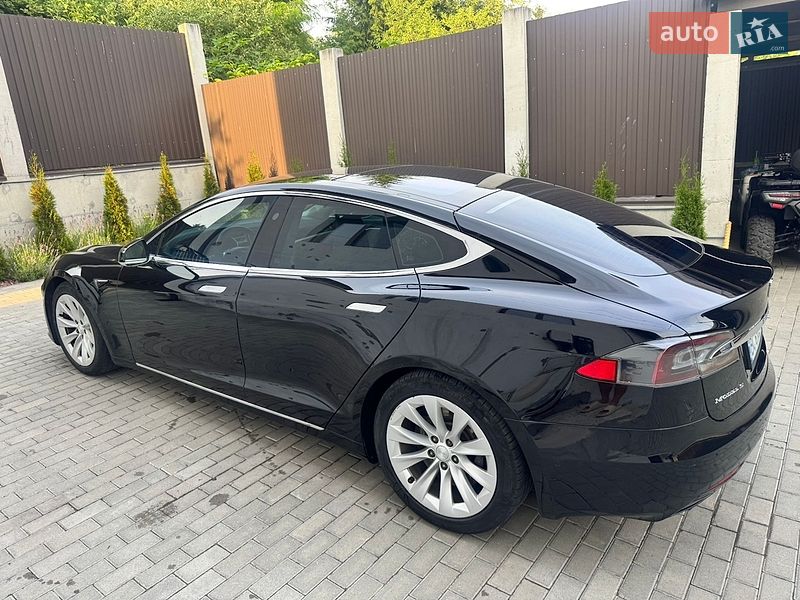 Лифтбек Tesla Model S 2016 в Львове