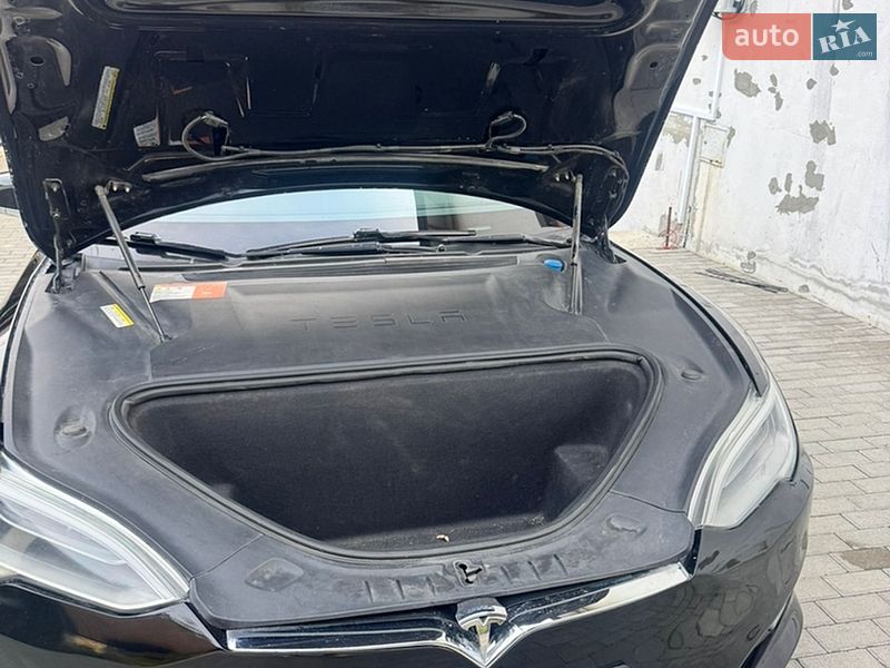 Лифтбек Tesla Model S 2016 в Львове