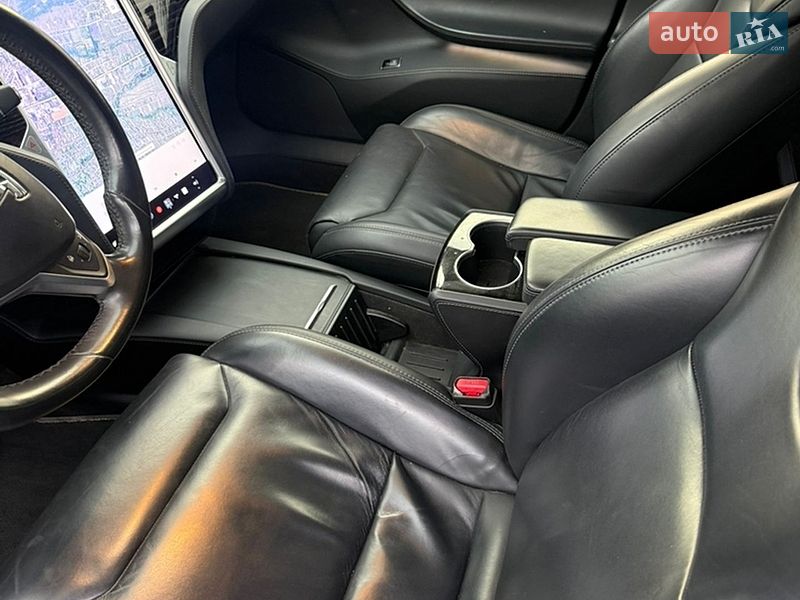 Лифтбек Tesla Model S 2017 в Ивано-Франковске