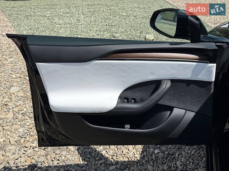 Ліфтбек Tesla Model S 2023 в Стрию