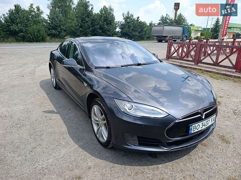 Tesla Model S 2015