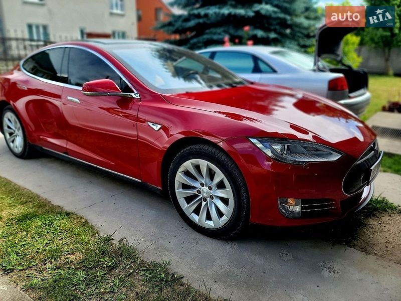 Лифтбек Tesla Model S 2013 в Бучаче