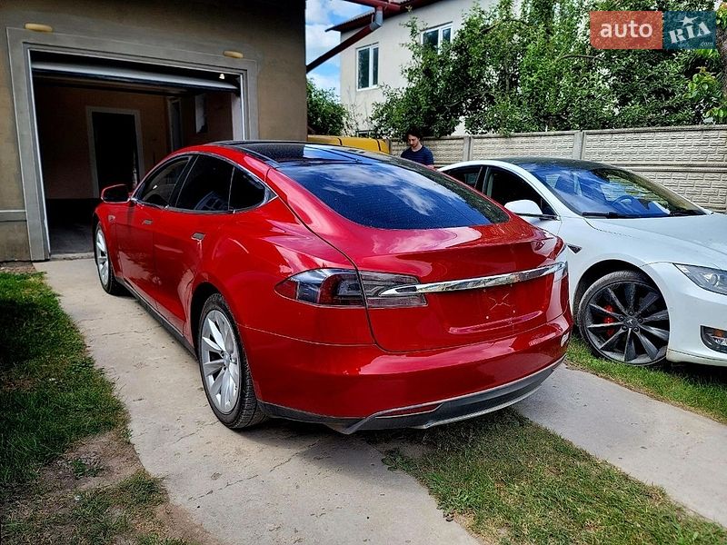 Лифтбек Tesla Model S 2013 в Бучаче