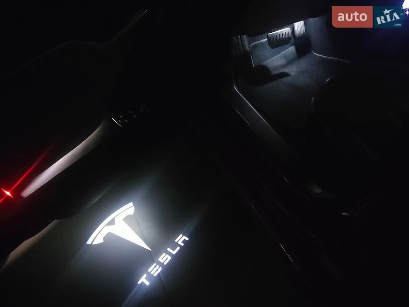 Лифтбек Tesla Model S 2013 в Бучаче