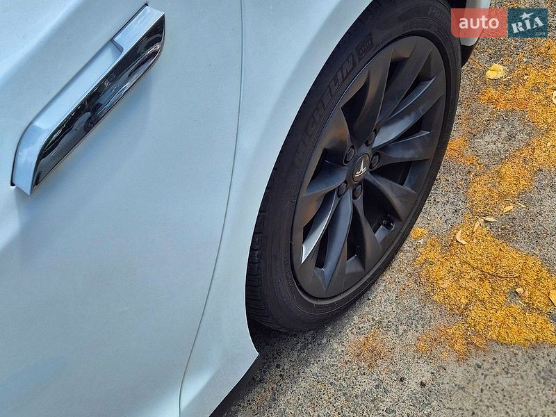 Лифтбек Tesla Model S 2015 в Киеве