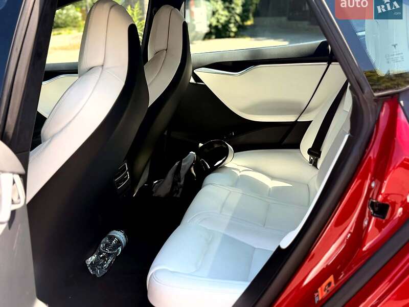 Лифтбек Tesla Model S 2017 в Киеве