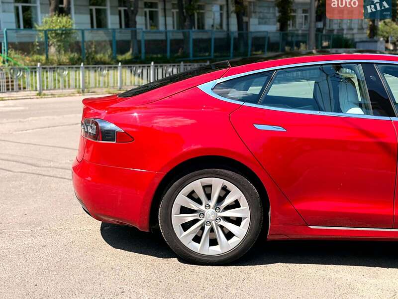 Лифтбек Tesla Model S 2017 в Киеве