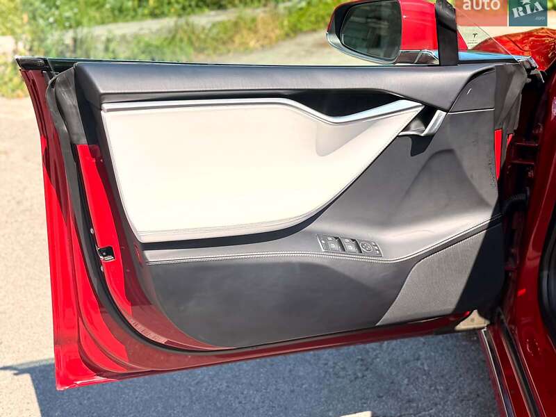 Лифтбек Tesla Model S 2017 в Киеве