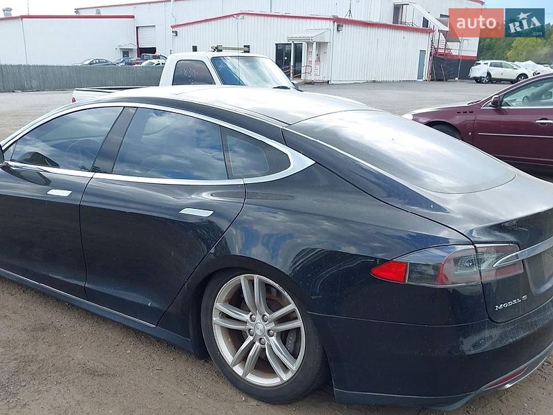 Лифтбек Tesla Model S 2013 в Львове