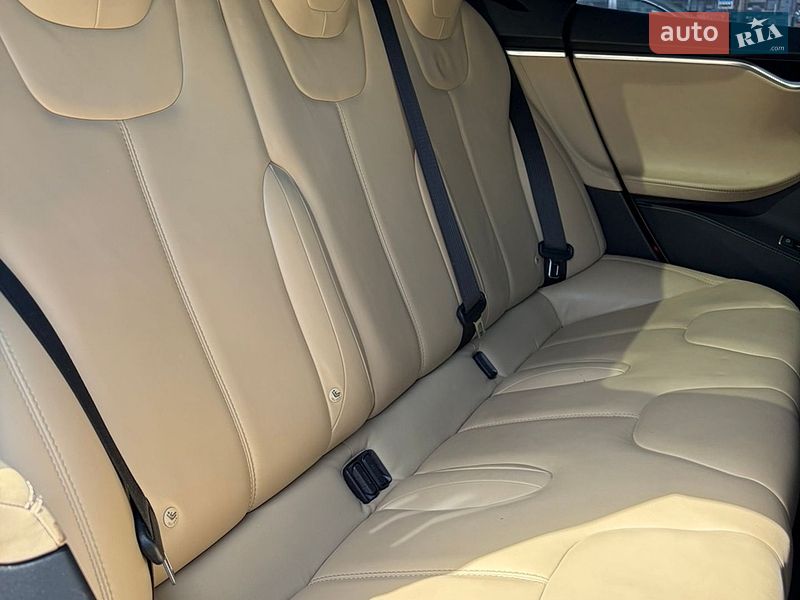 Ліфтбек Tesla Model S 2016 в Заліщиках