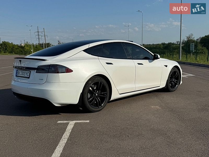 Лифтбек Tesla Model S 2017 в Ровно