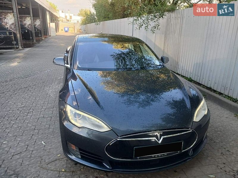 Лифтбек Tesla Model S 2016 в Львове