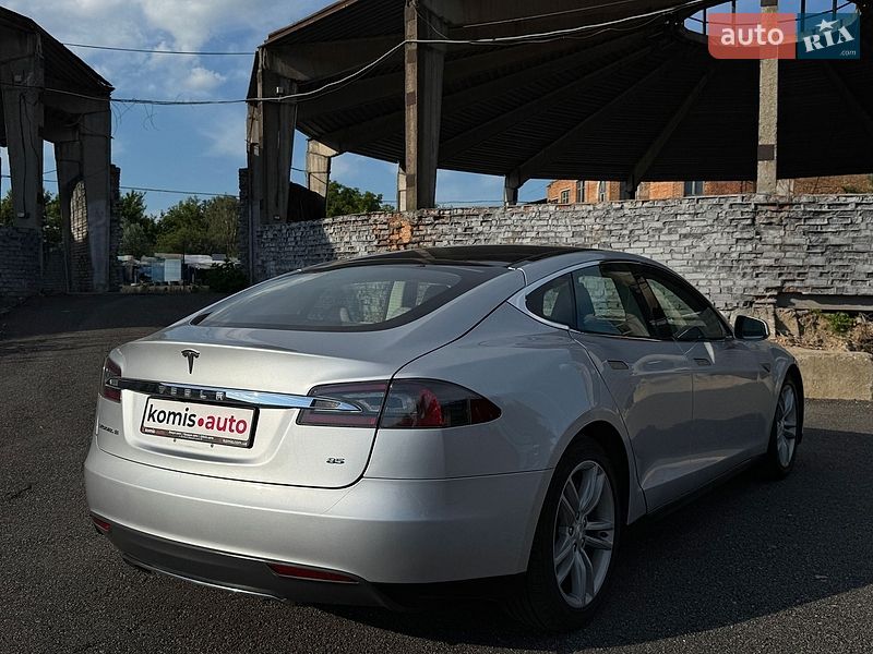 Лифтбек Tesla Model S 2013 в Виннице