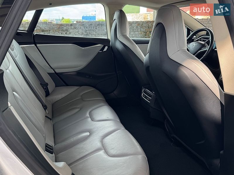 Ліфтбек Tesla Model S 2013 в Вінниці
