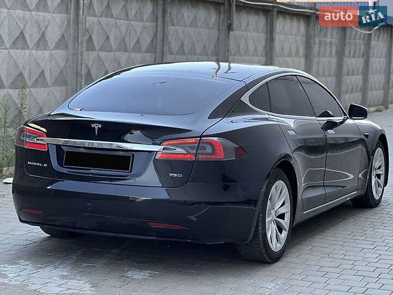 Лифтбек Tesla Model S 2017 в Ивано-Франковске
