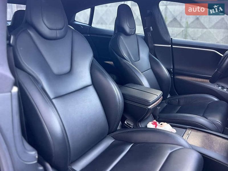 Лифтбек Tesla Model S 2017 в Ивано-Франковске
