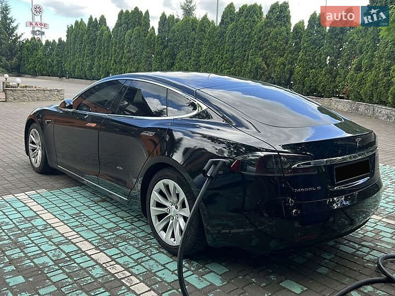 Лифтбек Tesla Model S 2017 в Ивано-Франковске