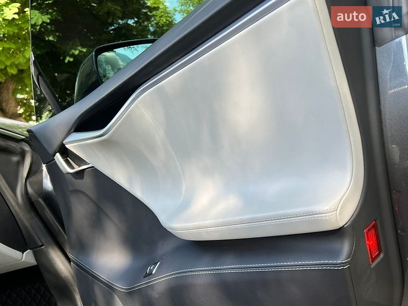 Лифтбек Tesla Model S 2015 в Киеве