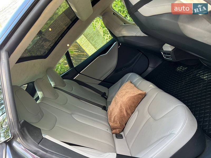 Лифтбек Tesla Model S 2015 в Киеве