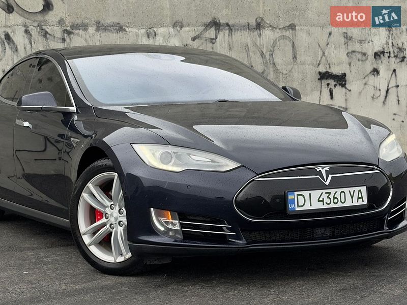 Лифтбек Tesla Model S 2015 в Львове