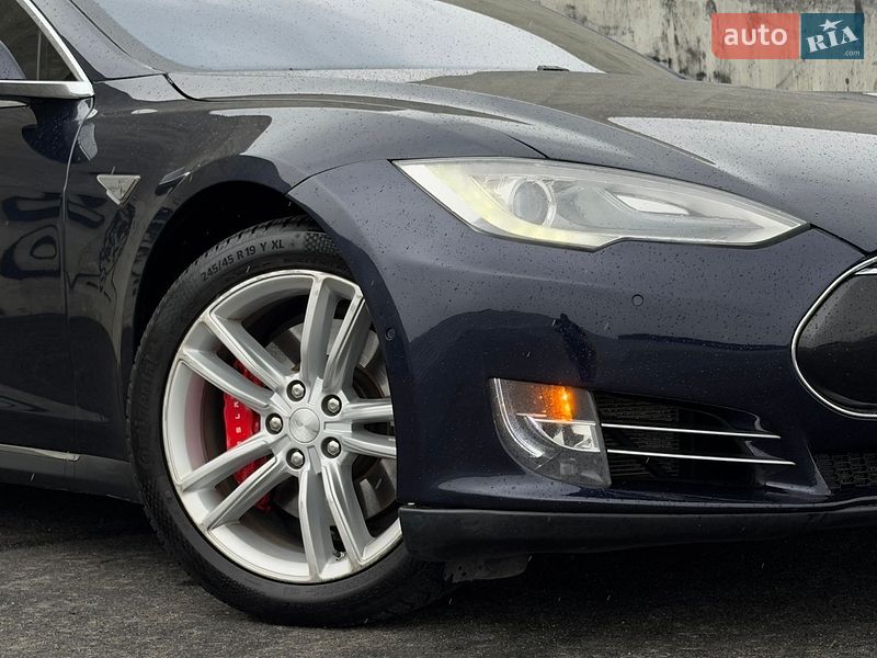 Лифтбек Tesla Model S 2015 в Львове